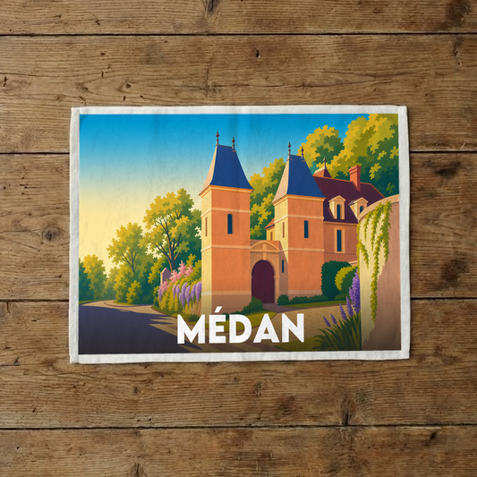 Torchon souvenir de la ville de Médan avec une illustration stylisée d'un manoir entouré de verdure.