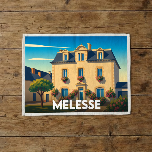 Torchon souvenir de la ville de Melesse avec une illustration stylisée d'une maison traditionnelle fleurie.