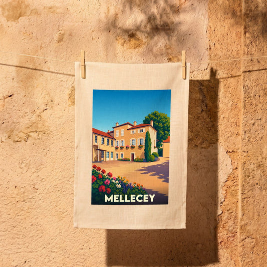 Torchon souvenir de la ville de Mellecey illustré d'une scène villageoise ensoleillée et fleurie.
