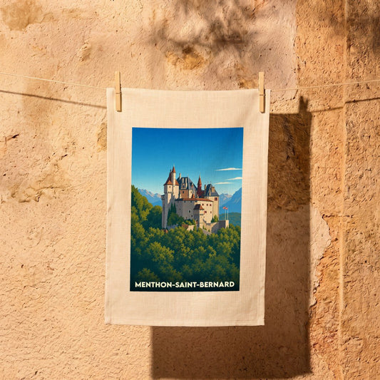 Torchon souvenir de Menthon-Saint-Bernard avec une illustration stylisée de son château perché au-dessus des arbres.