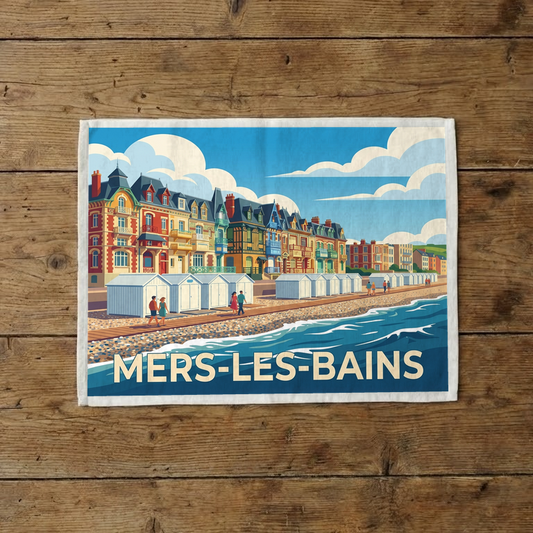 Torchon souvenir de la ville de Mers-les-Bains avec une illustration stylisée de son front de mer et de ses villas colorées.