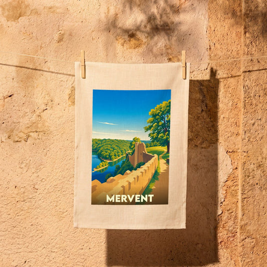 Torchon souvenir de la ville de Mervent avec une illustration stylisée de ses remparts et de sa forêt.