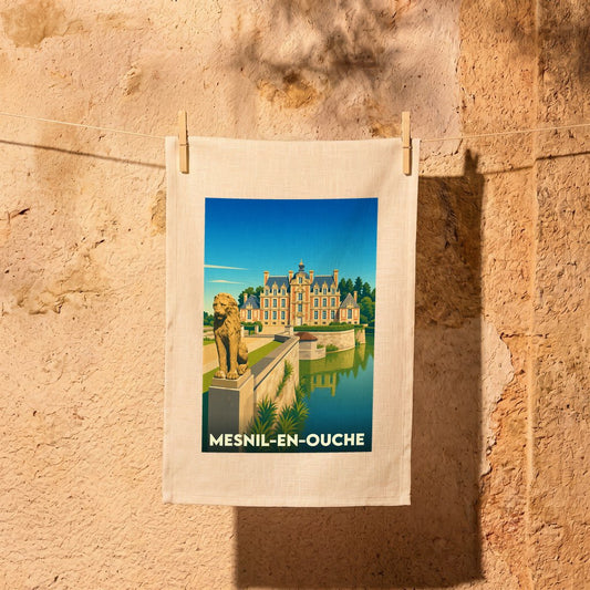 Torchon souvenir de la ville de Mesnil-en-Ouche avec une illustration stylisée de son château.