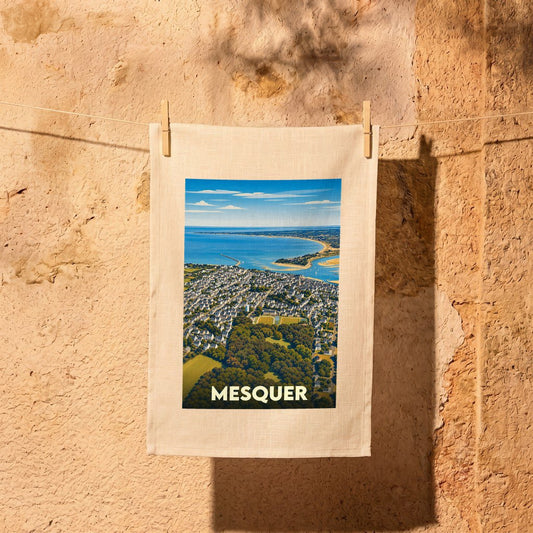 Torchon souvenir de la ville de Mesquer avec une illustration stylisée d'une vue aérienne du littoral.