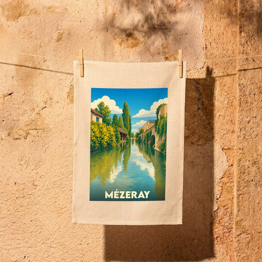 Torchon souvenir de la ville de Mézeray avec une illustration stylisée d'un canal bordé de verdure.