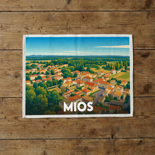 Torchon souvenir de la ville de Mios orné d'une illustration paysagère stylisée.
