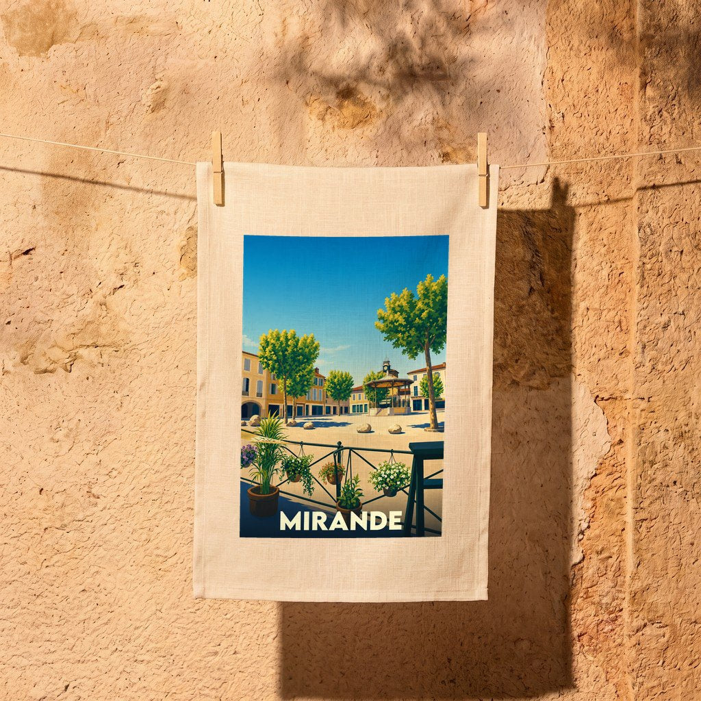 Torchon souvenir de la ville de Mirande avec une illustration colorée de sa place centrale.