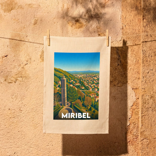 Torchon souvenir de la ville de Miribel orné d'une illustration stylisée représentant sa tour emblématique et son panorama.