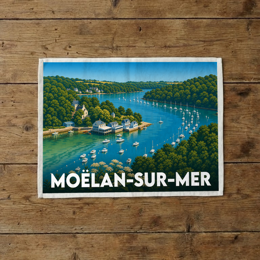 Torchon souvenir de la ville de Moëlan-sur-Mer avec une illustration stylisée de son port côtier.