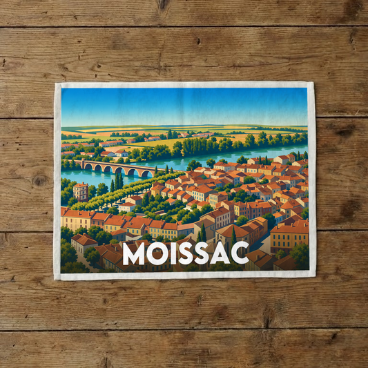 Torchon souvenir de la ville de Moissac avec une illustration stylisée et panoramique.
