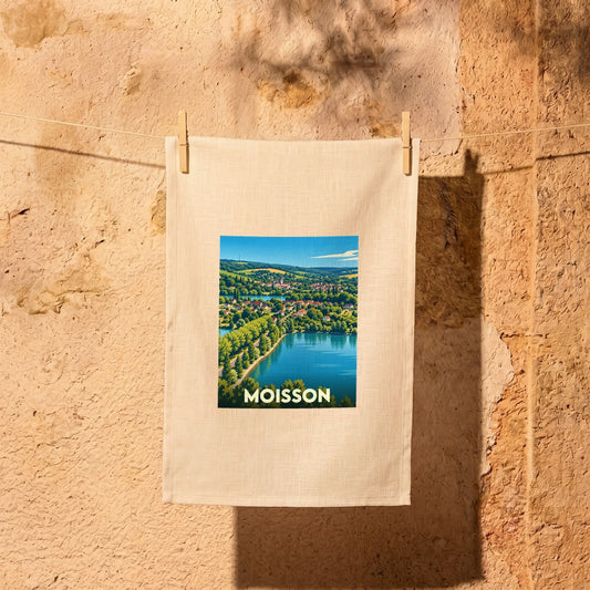 Torchon souvenir de la ville de Moisson avec une illustration stylisée de son paysage.