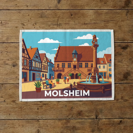 Torchon souvenir de la ville de Molsheim avec une illustration graphique et colorée de son centre historique.