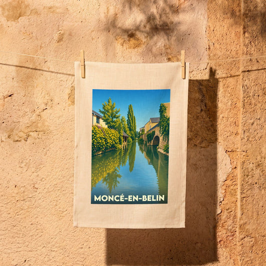 Torchon souvenir de la ville de Moncé-en-Belin avec une illustration stylisée d'un canal.