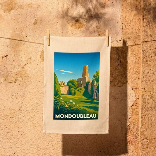 Torchon souvenir de la ville de Mondoubleau illustré par une vue stylisée de ses remparts et de sa tour en ruine.