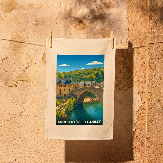 Torchon souvenir de la commune de Mont Lozère et Goulet avec une illustration stylisée de son pont de pierre.