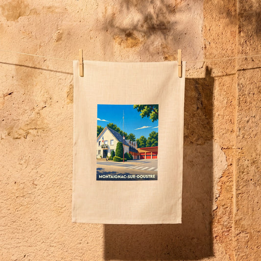 Torchon souvenir de la ville de Montaignac-sur-Doustre avec une illustration stylisée.
