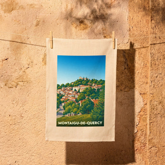 Torchon souvenir de la ville de Montaigu-de-Quercy avec une illustration de son village perché.