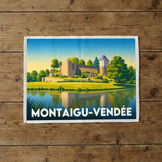Torchon souvenir de la ville de Montaigu-Vendée avec une illustration stylisée de son château et de ses remparts au bord de l'eau.