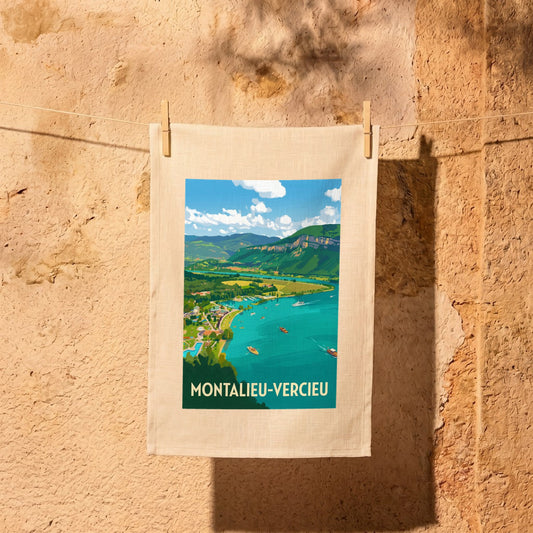 Torchon souvenir de la ville de Montalieu-Vercieu avec une illustration stylisée d'un paysage de rivière et de montagnes.
