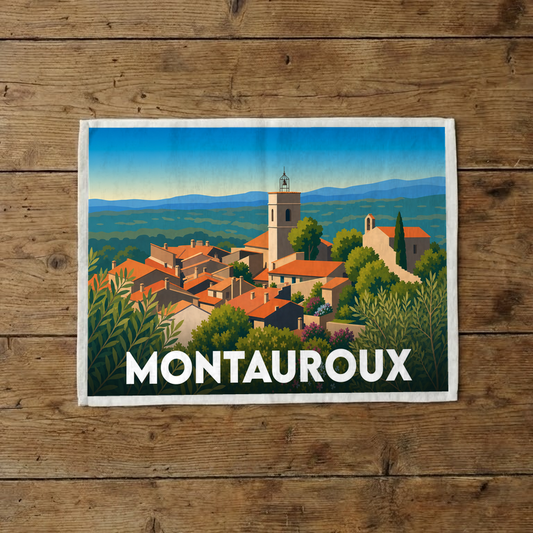 Torchon souvenir de la ville de Montauroux avec une illustration stylisée d'un village provençal.