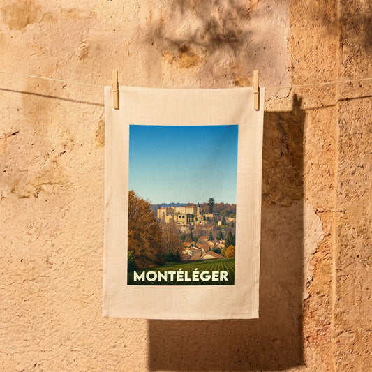Torchon souvenir de la ville de Montéléger orné d'une illustration de style affiche vintage.