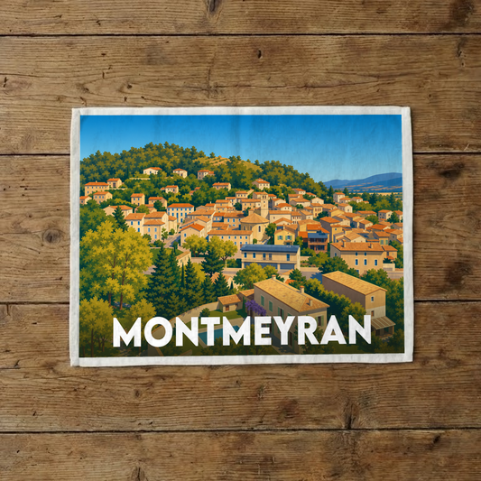 Torchon souvenir de la ville de Montmeyran avec une illustration colorée et stylisée du village.
