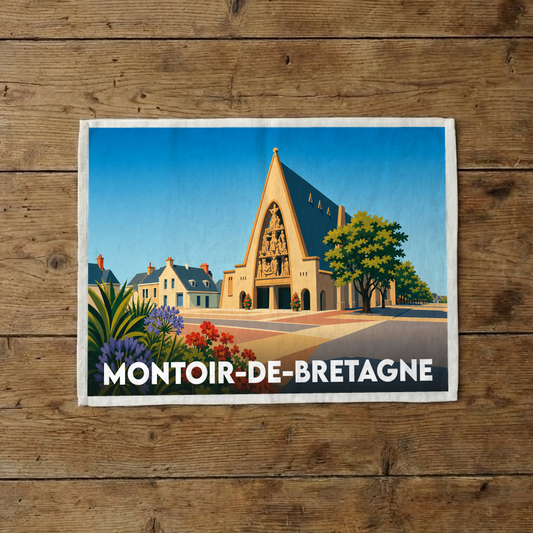 Torchon souvenir de la ville de Montoir-de-Bretagne avec une illustration stylisée de son église et de ses maisons.