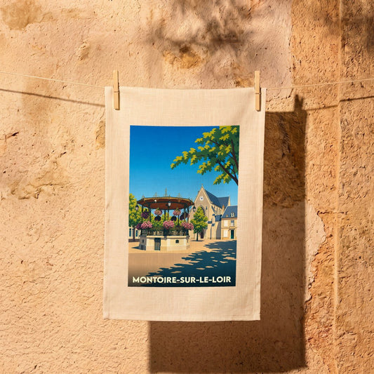 Torchon souvenir de la ville de Montoire-sur-le-Loir avec une illustration stylisée de son kiosque à musique.