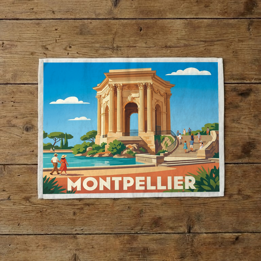 Torchon souvenir de la ville de Montpellier avec une illustration stylisée de la promenade du Peyrou.