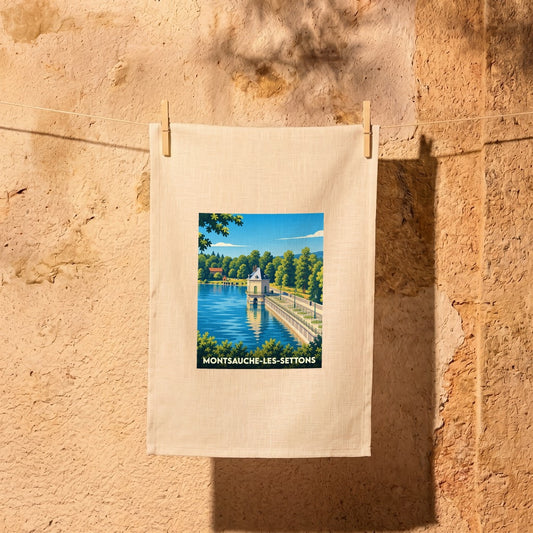 Torchon souvenir de la ville de Montsauche-les-Settons avec une illustration stylisée de son lac et de son barrage.