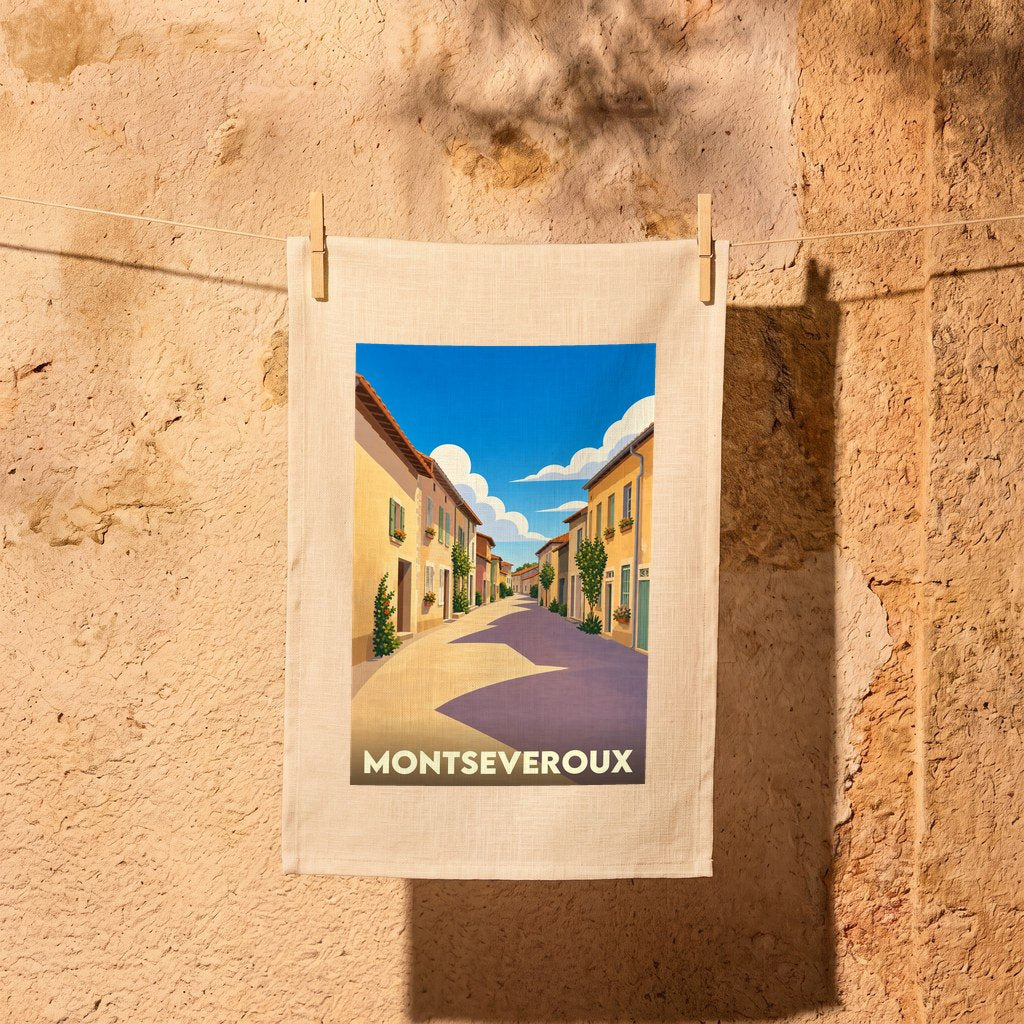 Torchon souvenir de la ville de Montseveroux avec une illustration stylisée d'une ruelle ensoleillée.
