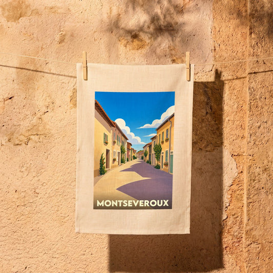 Torchon souvenir de la ville de Montseveroux avec une illustration stylisée d'une ruelle ensoleillée.