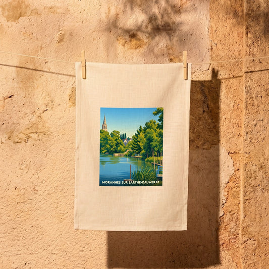 Torchon souvenir de la commune de Morannes sur Sarthe-Daumeray avec une illustration paysagère stylisée.