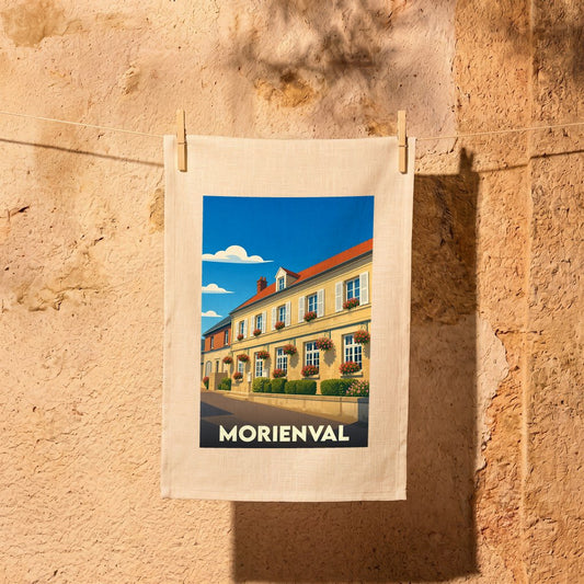 Torchon souvenir de la ville de Morienval avec une illustration stylisée d'une maison fleurie.