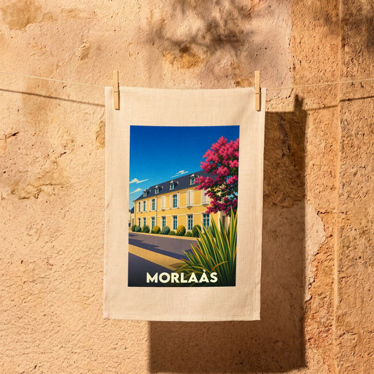 Torchon souvenir de la ville de Morlaàs avec une illustration stylisée d'un bâtiment jaune sous un ciel bleu.