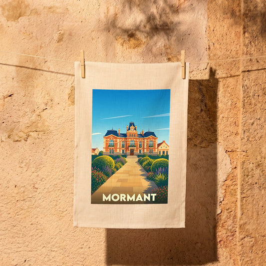 Torchon souvenir de la ville de Mormant avec une illustration stylisée de son hôtel de ville et de ses jardins.