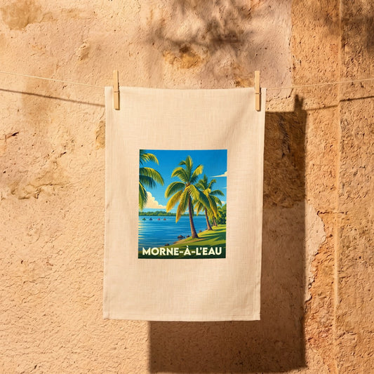 Torchon souvenir de Morne-à-l'Eau orné d'une illustration tropicale stylisée.