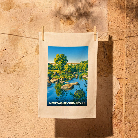 Torchon souvenir de la ville de Mortagne-sur-Sèvre illustré par un paysage de rivière stylisé.