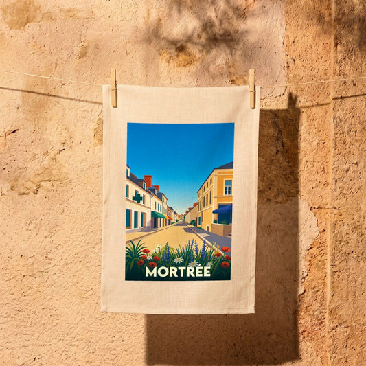 Torchon souvenir de la ville de Mortrée orné d'une illustration stylisée de ses rues fleuries.