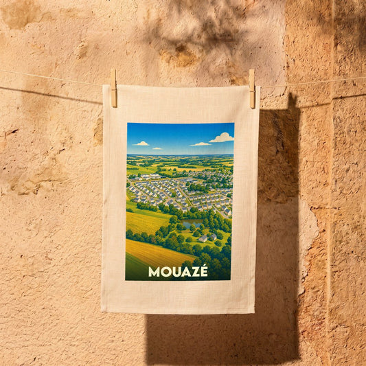 Torchon souvenir de la ville de Mouazé avec une illustration stylisée de son paysage urbain et rural.