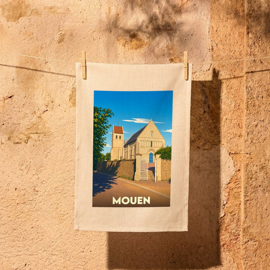 Torchon souvenir de la ville de Mouen avec une illustration stylisée de son église romane.