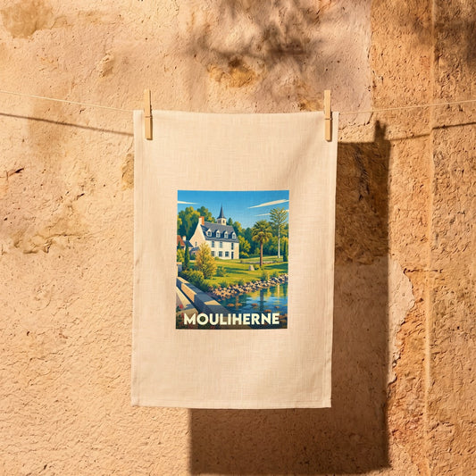 Torchon souvenir de la ville de Mouliherne orné d'une illustration stylisée de son paysage.
