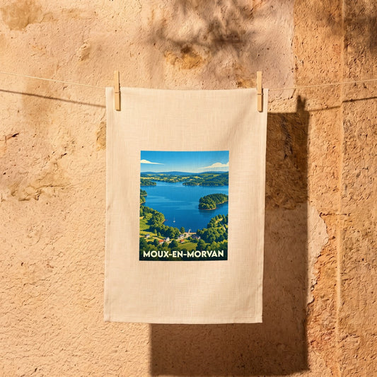 Torchon souvenir de la ville de Moux-en-Morvan avec une illustration stylisée du lac.