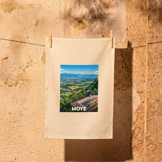 Torchon souvenir de la ville de Moye avec une illustration stylisée d'un panorama de montagne.