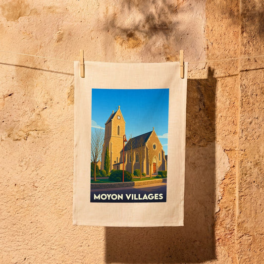 Torchon souvenir de la commune de Moyon Villages avec une illustration stylisée de son église.