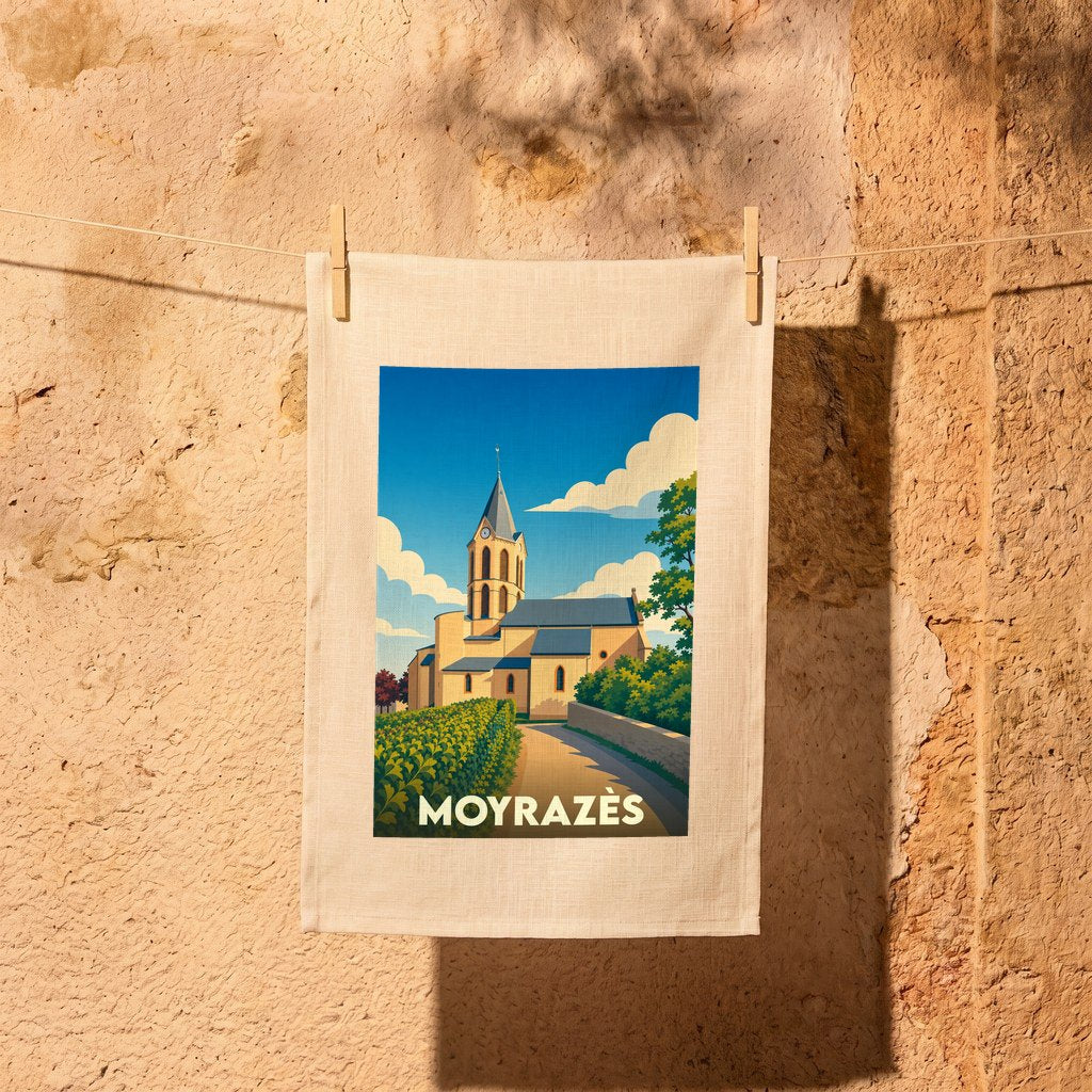 Torchon souvenir de la ville de Moyrazès avec une illustration stylisée de son église.