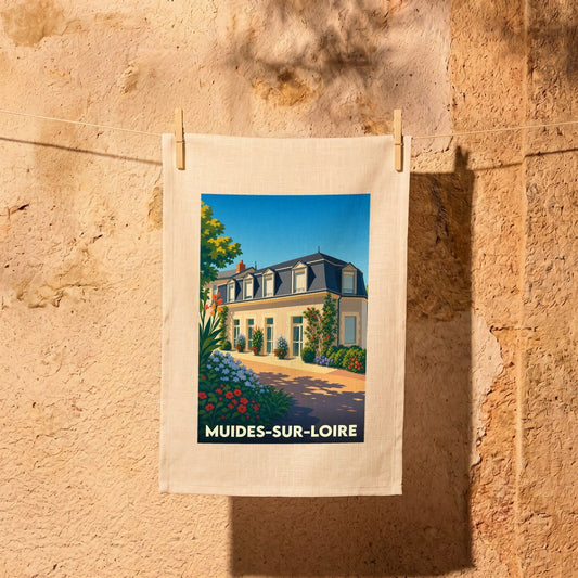 Torchon souvenir de la ville de Muides-sur-Loire avec une illustration stylisée d'une maison fleurie.