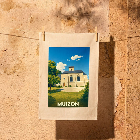Torchon souvenir de la ville de Muizon illustré par un dessin stylisé de son église sous un ciel bleu.
