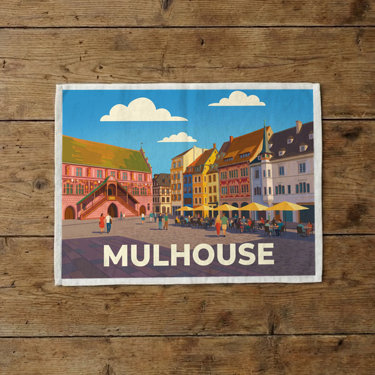 Torchon souvenir de la ville de Mulhouse avec une illustration stylisée de son centre historique.