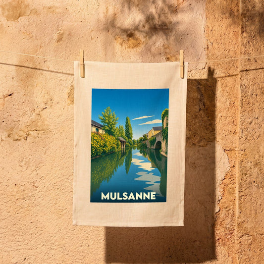 Torchon souvenir de la ville de Mulsanne avec une illustration stylisée d'un canal paisible.